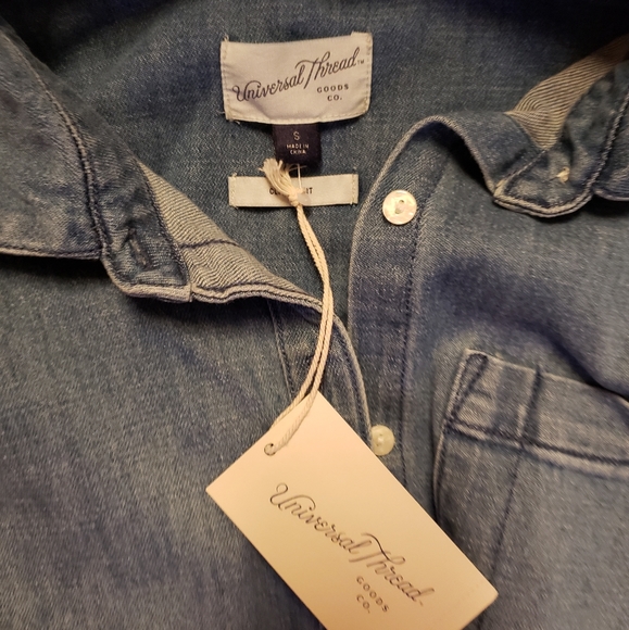 Women's Long Sleeve Classic Fit Button-Down Shirt - Universal Thread - Picture 3 of 4